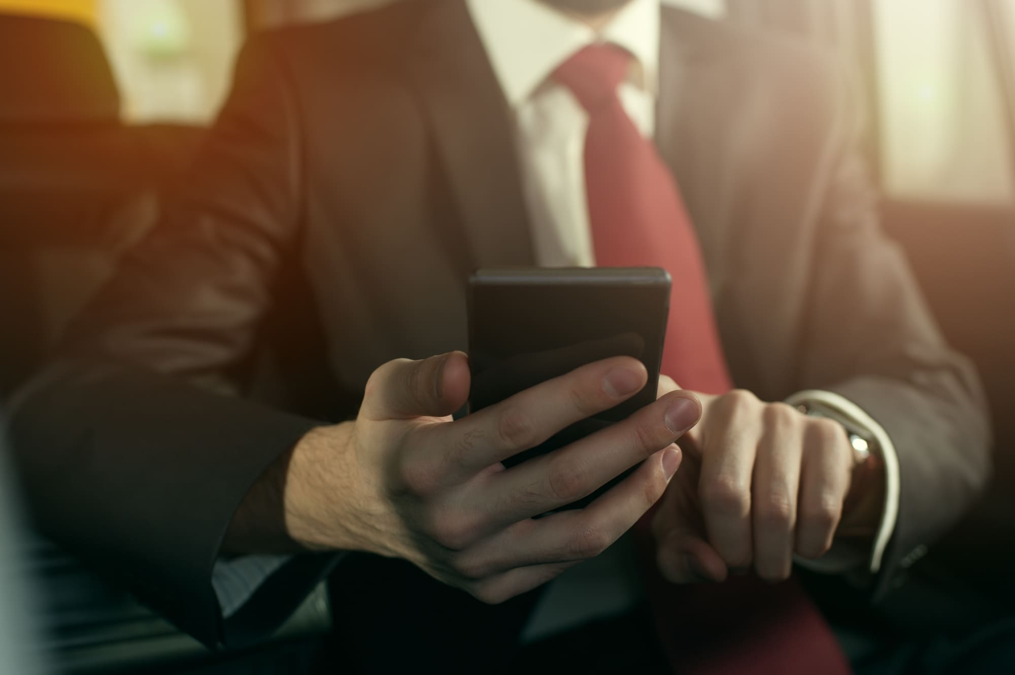 車内 スマホ確認している 男性