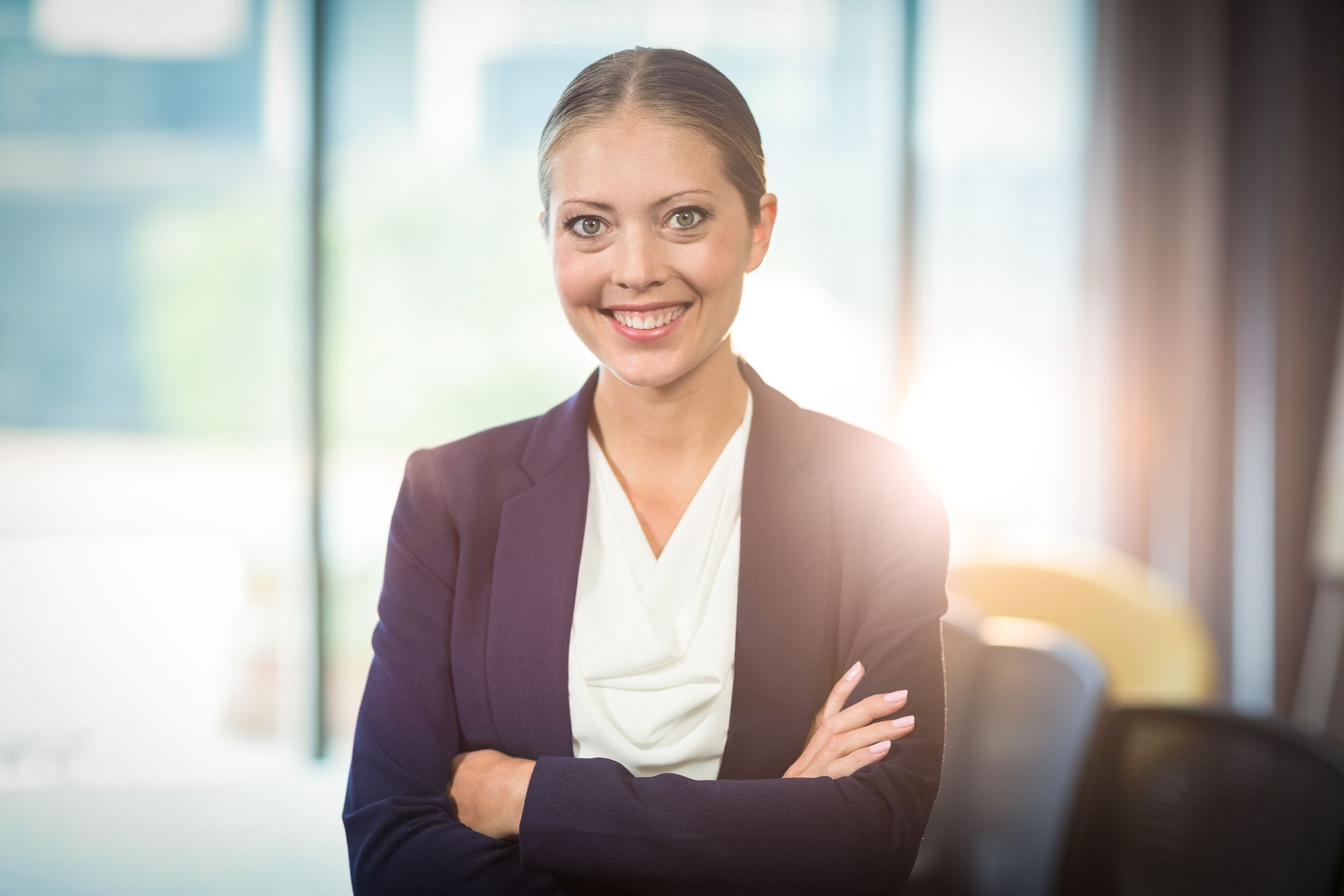 こちらを向く1人の女性