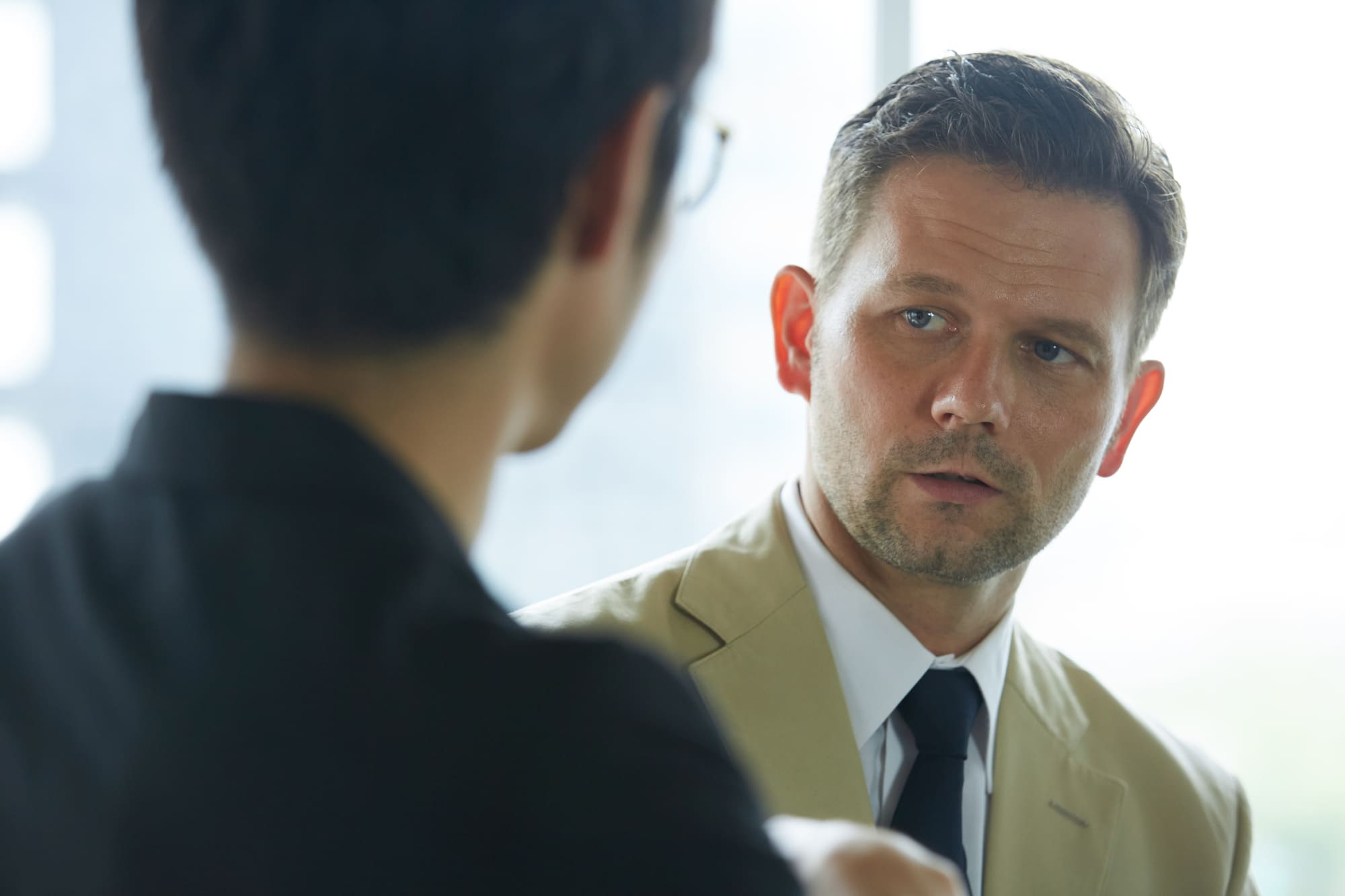 打ち合わせ中の男性ビジネスマン