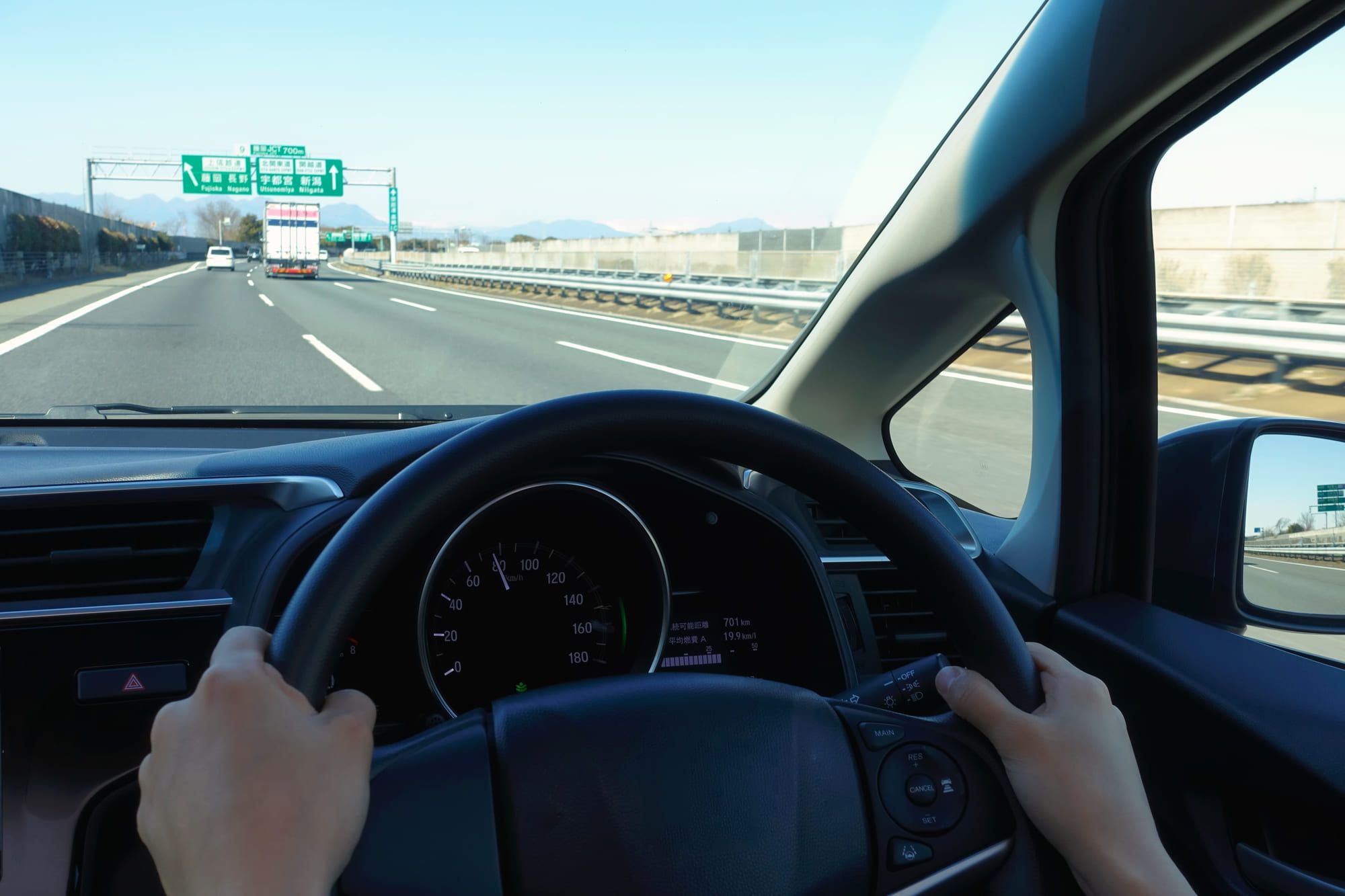 高速道路で移動中の車内